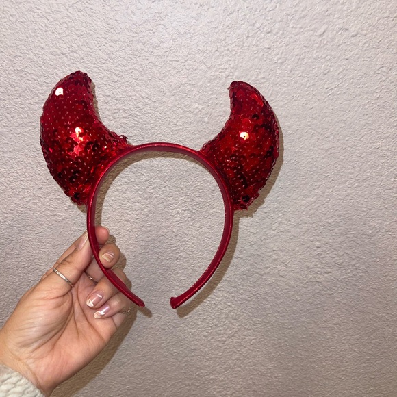 Devil Horns Sequence - Picture 2 of 2